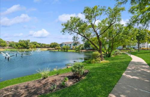 Sapphire 1BD Loft - Pool, Gym & Free Parking! - Photo 10