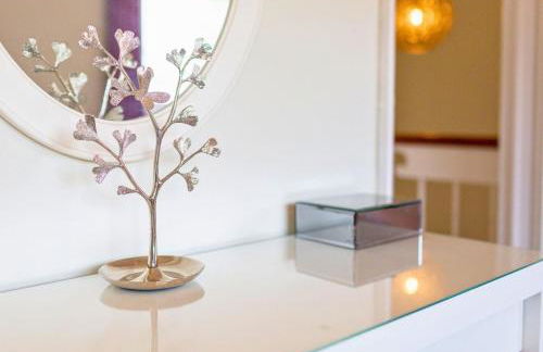 Central 2 Bed House w/ Garden and Free Parking! - Photo 76