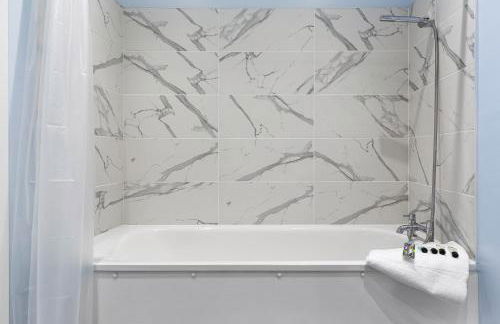 Spacious London 2-Bed Flat with a King Bed-Save on Long Stays-5 Separate Beds- Parking Available! - Foto 41