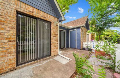 Central Condo 1BR 1BA, Private Patio and Fenced Yard w Parking by Austin Vacay - Foto 25