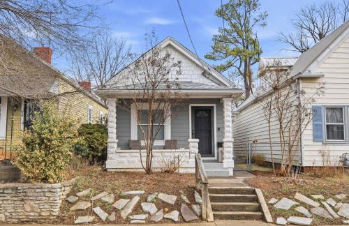 Charming Home in the Highlands W Private Backyard - Foto 44