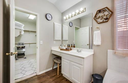 Heart of Grand Prairie 4BD with Pool & Game Room - Foto 22