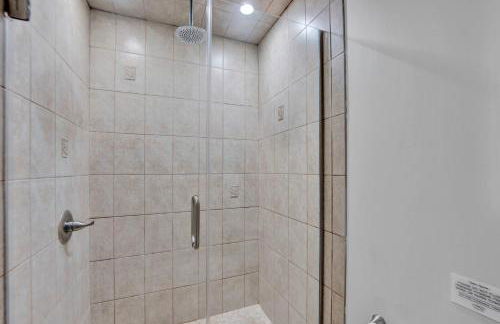 Lux Retreat with Indoor Swim Spa Game Lounge Theater Hot Tub Sauna - Foto 43