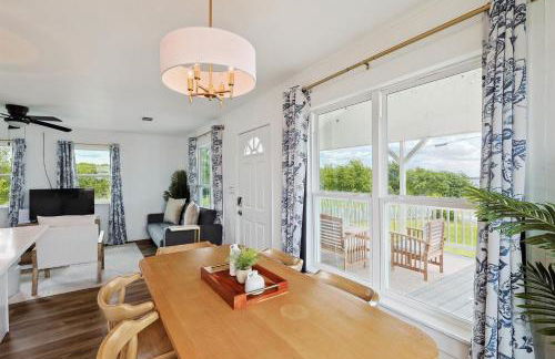 Tranquil Lakeside Escape 2 Bedrooms Patio Views - Photo 9