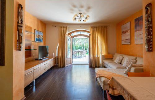 Charming Orange Apartment with Private Pool and Garden Oasis - Foto 16