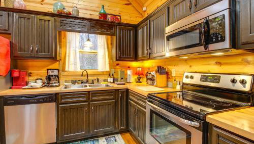 Hot Tub and Fire Pit Wooded Cabin Near DeSoto Park! - Foto 5