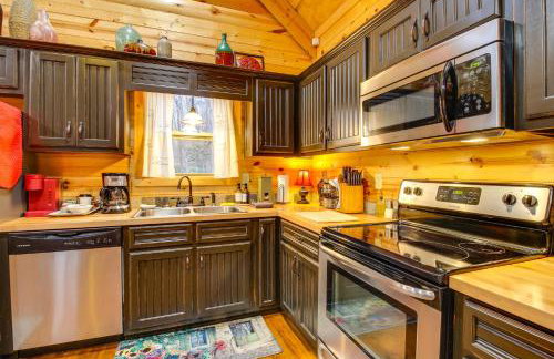 Hot Tub and Fire Pit Wooded Cabin Near DeSoto Park! - Foto 5