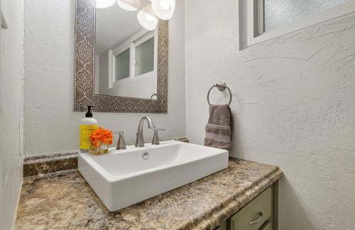 Luxe Family Escape with Games Hot Tub and Yard - Foto 45