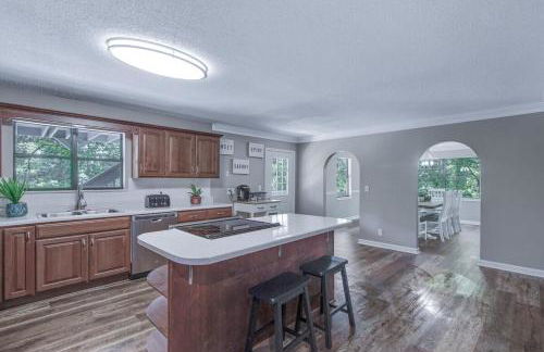 Large Hillside Retreat with Pool and Hot Tub - Foto 11