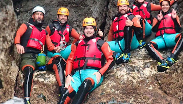 Grupo praticando coasteering em São Miguel