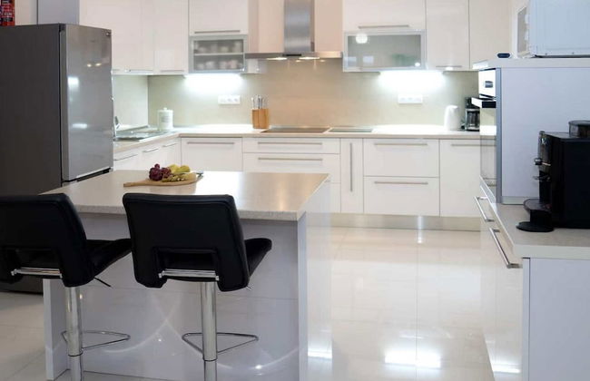 Peaceful Escape With Mountain Views, Heated Pool and Modern Amenities in Radošić - Foto 5