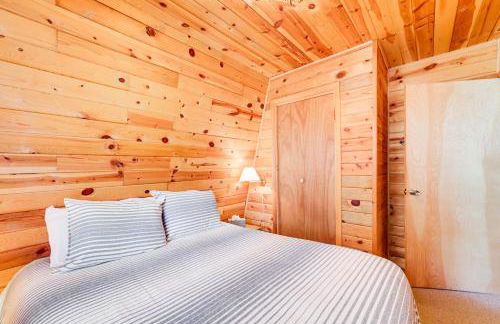 Hike and ATV Secluded Happy Jack Cabin with Deck - Foto 12