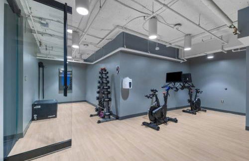 The Sutton - Elevated Minimalist Escape with Free Parking and Metro - Foto 25