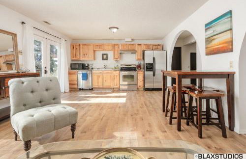 Charming Hillside Retreat - Private backyard, firepit, mtn views, full kitchen - Foto 10