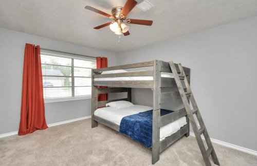 Backyard Oasis-Pool & Grill-Heart of Friendswood - Foto 35