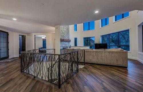 Cozy mountain home w riverfront patio - Foto 31