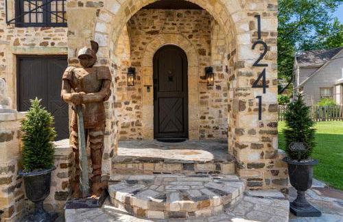 Castle Stay by Gathering Place Hot Tub & Fire Pit - Foto 7