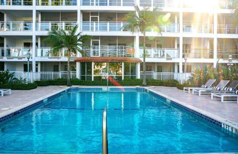 Waterfront Oasis 2BR 2BA with Pool, Gym, Balcony & Parking - Foto 16