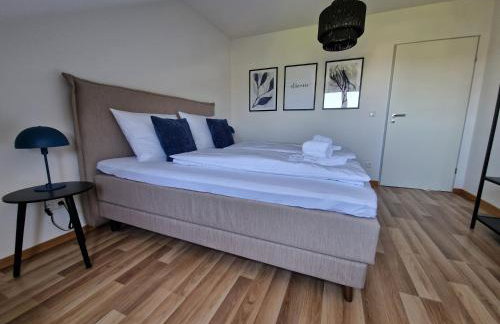 C4S COME4STAY Altötting - 3-Zi Whg I Zentrale Lage I Parkplatz I Balkon I WIFI I SmartTV I 1 Kingsize, 1 Queensize Bett I Office Arbeitsplatz I Wohnbereich mit Couch und Essbereich I voll ausgestattete Küche I Nespresso - Foto 23