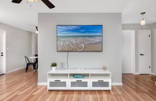 Sunny Escape: Vibrant Pool Home - Photo 12