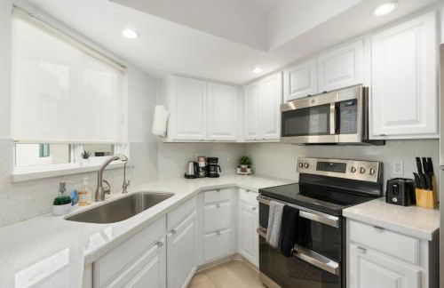 Mid-Century, Two-story with private Balconies & Pool view - Foto 8