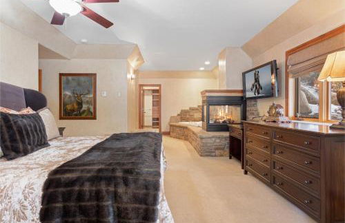 Outdoor Private Hot Tub, In Home Movie Theater, Luxurious Creekside Home - Photo 24