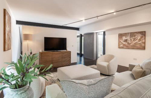 Pass the Keys Bond-villain Style Home with Panoramic Views - Foto 31