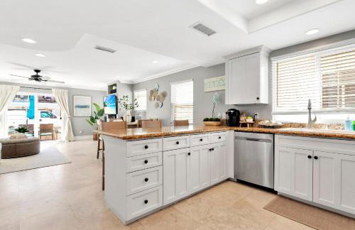 Beach Escape with Patio! 2 Min Walk to Sand & Surf - Foto 31