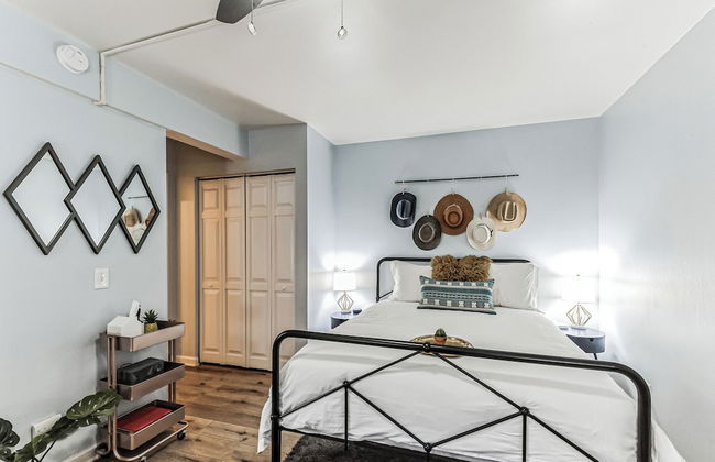 Trendy Studio for 4 w/ Community Pool! - Photo 4