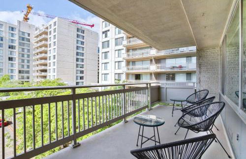 Stylish Apt Near Metro w Gym - Close to DC - Photo 19