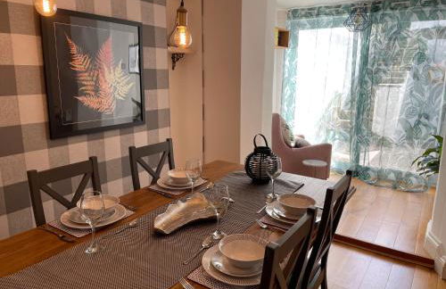 Cheerful 2 Bedroom Townhouse with Cinema Loft - Foto 35