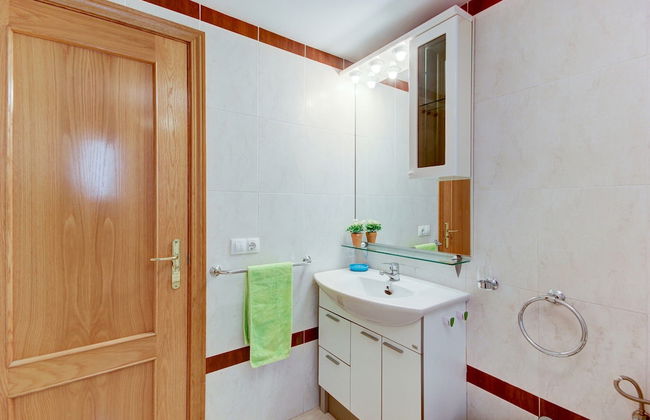 Apartment With Scenic View - Photo 22