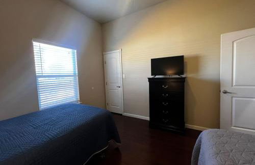 Cozy Room 2 Full Beds near Frost Bank Stadium WB2 - Photo 3