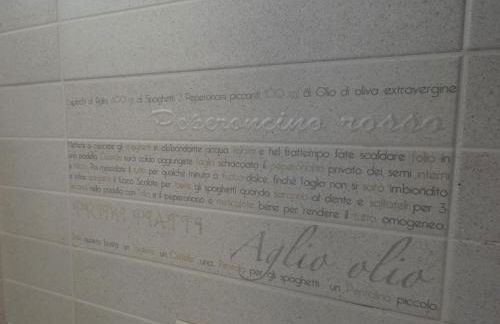 Metro Apartment - Photo 20