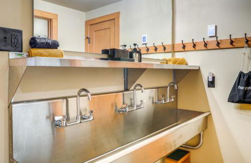 Modern Nellysford Getaway with View Deck and Fire Pit - Foto 24