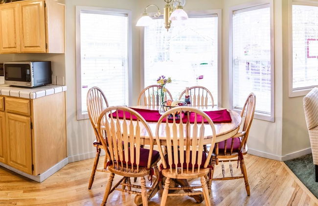 Oak Hideaway Cottage- 1.5 Blocks to OSF - Photo 3