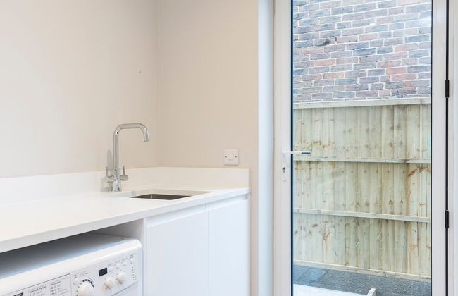 Stylish new Home With Parking - King Beds Garden - Foto 16