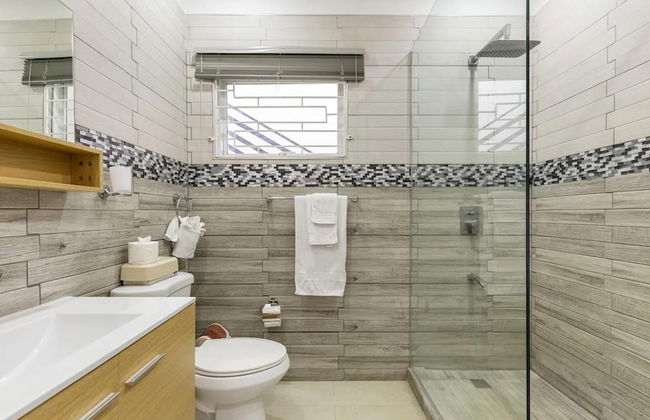 Apt - Gated Community-sleeps 4-balcony-parking - Foto 12