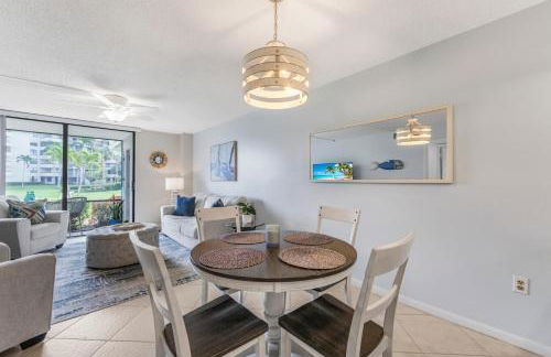 Walkout condo with beach access, pool and pickleball - Foto 8