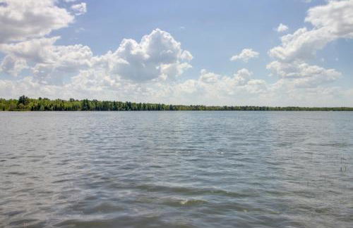 Waterfront Family Home with Yard on Portage Lake - Foto 29