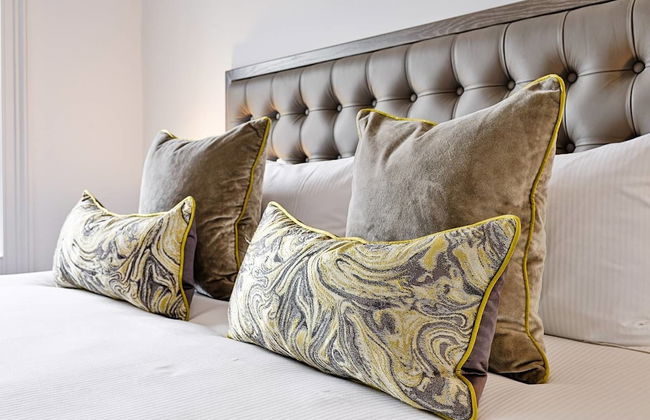 JOIVY Luxury George Street Apartments: Castle Suite - Photo 19