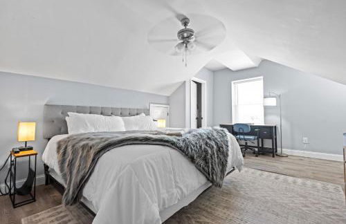 Main Street Balcony Apartment For up to 8 guests! - Foto 19