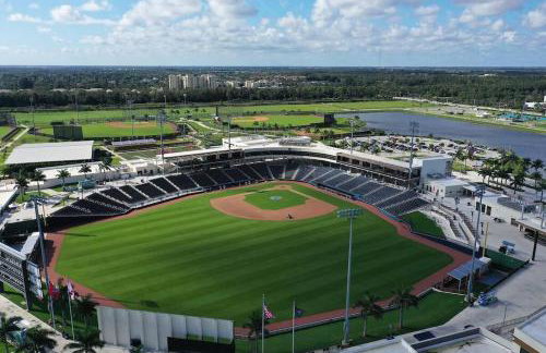 Whole House+Renovated+Pool+Lanai+BBQ+Close to All - Foto 16