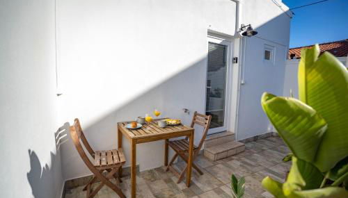Cozy Old Town Apartment with Sunny Terrace - Photo 2