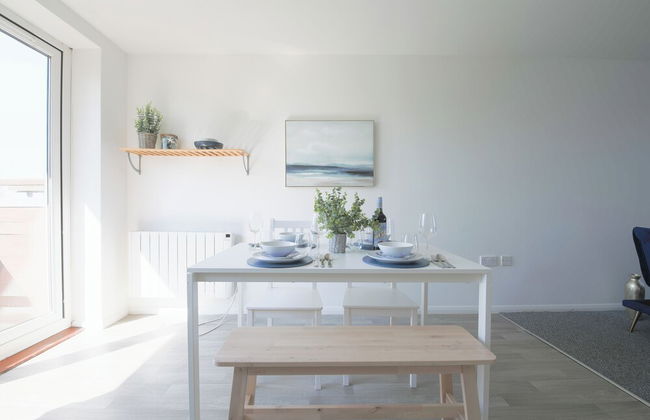 2 Bed Apartment Overlooking Water - Foto 12