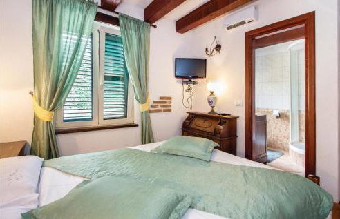 7 Bedroom Gorgeous Home In Grabovac - Photo 38