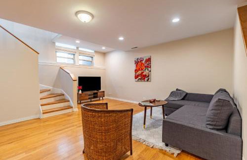 Windy City Getaway - 3BR 2BA Chicago Townhouse home - Photo 13