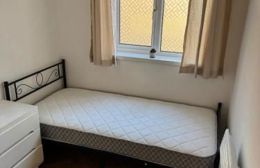 Newly decorated lovely three bedroom flat - Photo 6