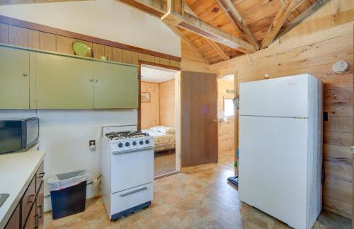 Stone Lake Cabin with Private Deck and Fire Pit! - Foto 8