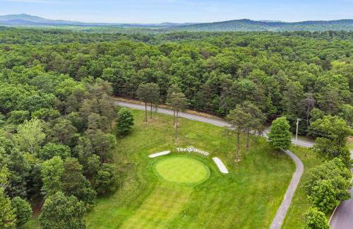 Modern Cabin w Hot Tub & Indoor Pool Gym Access! - Foto 40